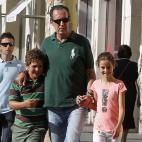 Jaime de Marichalar junto a sus hijos Froil&aacute;n y Victoria Federica en Madrid en agosto de 2012.