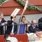 Victoria Federica junto a su abuelo el rey Juan Carlos y su hermano Froil&aacute;n en una corrida de toros en San Sebasti&aacute;n en agosto de 2015.