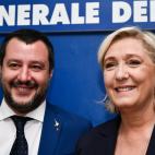 Junto a Marine Le Pen, presidenta de Agrupaci&oacute;n Nacional de Francia.