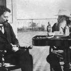 El escritor ruso (a la derecha) fue nominado en dos ocasiones (1902 y 1909) por "promover la paz y el antimilitarismo" con sus obras. 