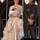 Ya en el escenario, junto a Alejandro Amenábar, en los Goya del 'No a la guerra', vestida de Chanel.