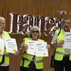 Miembros del colectivo 'yayoflautas' han protestado, esta mañana, en la sede de Bancaja, entidad perteneciente a Bankia, para exigir responsabilidades en esta entidad financiera y denunciar el 'escándalo' que supone 'dar 24.000 millones' de di...