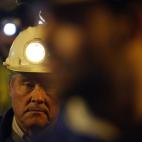 Uno de los más de 5.000 mineros que protestaron, con las linternas de sus cascos encendidas, por León.
