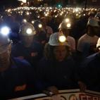 La protesta salió a las 22:00 horas de la Junta de Castilla y León y terminó en la Diputación Provincial, donde seis mineros permanecen encerrados desde hace 9 días.
