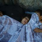 Niños refugiados duermen en la entrada de la estación de Budapest.