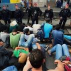 Varios agentes antidisturbios se apostan sobre las vías mientras controlan a un grupo de jóvenes refugiados en Keleti.