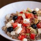 ▶️ Ingredientes: 200 gramos de quinoa, 1 tomate grande, 1 aguacate, queso feta, Aceitunas negras, 1/4 cebolla roja, Un diente de ajo, aceite de oliva virgen y mostaza. ▶️ Encuentra aqu&iacute; la receta completa.