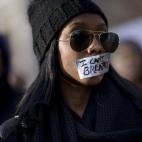 Una mujer se manifiesta con la boca tapada con el lema "I can't breathe" [No puedo respirar] durante la marcha Justice for All [Justicia para todos] el 13 de diciembre de 2014 en Washington, DC. Miles de personas se reunieron para reclamar justi...