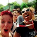 Dos chicas punk participan en una marcha del colectivo Reclaim the Streets [Recupera las calles].