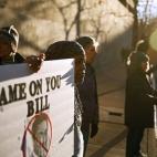 Manifestantes de Denver, Colorado, protestan ante la sede del espectáculo cómico de Bill Cosby el 17 de enero de 2015. Cosby se ha enfrentado a acusaciones de acoso sexual.