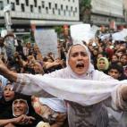 Manifestantes pakistaníes de Lyari, un barrio muy pobre de Karachi, gritan eslóganes el 11 de enero de 2010 contra una operación llevada a la cabo por las fuerzas de seguridad. Miles de personas salieron a las calles de la capital financiera ...
