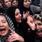 Manifestantes afganas repiten sus lemas frente al Tribunal Supremo de Kabul el 24 de marzo de 2015 para protestar por el asesinato de Farkhunda, una mujer afgana. Más de mil personas se reunieron para exigir justicia por su brutal asesinato tra...