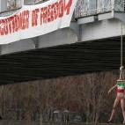 El 28 de enero de 2016, una activista de Femen, Sarah Constantin, se colgó de un puente de París para denunciar durante la visita del presidente de Irán, Hasán Rohaní, las ejecuciones que su país lleva a cabo.