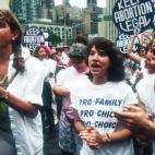 Numerosas mujeres participan en una marcha por el derecho de las mujeres a elegir el 15 de junio de 1991 en Nueva York. La Organización Nacional para las Mujeres (NOW) fue la primera que pidió en 1967 la legalización del aborto y la supresió...