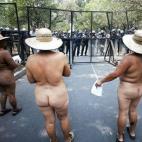 Varias mujeres desnudas, del movimiento de los 400 pueblos, protestan a la entrada de la residencia presidencial en Los Pinos, Ciudad de México, contra la expropiación de sus tierras el 16 de mayo de 2005.
