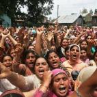 Mujeres de Cachemira gritan eslóganes anti-India durante el funeral de Mehraj-u-Din Lone después de ser asesinado por la Policía durante una manifestación el 3 de agosto de 2010 en Sirinagar. Cuatro personas fueron asesinadas por las tropas ...