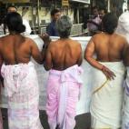 Mujeres devadasi semidesnudas protestan en Mumbai el 15 de agosto contra el Gobierno para pedir 2000 rupias al mes (unos 30 euros) como pensión de jubilación. Devadasi es una práctica de la religión hindú por la que las chicas se casan y de...