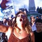 Una mujer grita durante una protesta nacional por las restricciones del Gobierno a acceder a las cuentas bancarias el 25 de enero de 2002.
