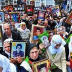 El 18 de mayo de 2011, mujeres kurdas muestran retratos de sus hijos fallecidos durante una manifestación en Estambul contra el asesinato de 12 rebeldes kurdos a manos de las fuerzas de seguridad.