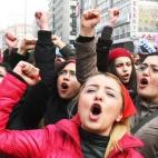 Mujeres turcas cantan eslóganes durante una protesta el Día Internacional de las Mujeres en Ankara el 8 de marzo de 2012.