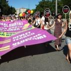 Numerosas mujeres se manifiestan en Ankara el 17 de junio de 2012 contra los planes del Gobierno turco de prohibir o limitar la práctica de abortos.