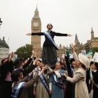 Las manifestantes, vestidas de sufragistas, organizaron una marcha feminista para pedir igualdad de derechos para hombres y mujeres el 24 de octubre de 2012 en Londres.