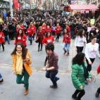 Miembros del movimiento One Billion Rising bailan durante una manifestación para denunciar la violencia y las injusticias contra las mujeres en Ankara el día de San Valentín.
