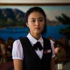Ella trabaja en un hotel en Sinuiju.