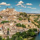 "Situada en la cima de una colina, Toledo es la imagen por excelencia de una ciudad medieval fortificada. La catedral de estilo g&oacute;tico, las mezquitas arqueadas y la sinagoga de Santa Mar&iacute;a La Blanca son testimonio de una &eacute;po...