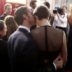 Adam Shulman besa a su esposa, Anne Hathaway