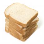 Dos rebanadas de pan blanco suponen entre 2 y 4 gramos de azúcar. Después habría que añadir el resto de ingredientes y no olvidemos que a veces además de mantequilla le añadimos también mermelada.