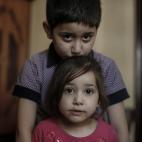 Los hermanos Amir, de 5 años, y Sara, de 4, viven con sus padres, sus abuelos y sus otros cuatro hermanos. Se han gastado todos sus ahorros en pagar el alquiler de su apartamento de dos habitaciones. A su padre le hirieron gravemente en las dos...