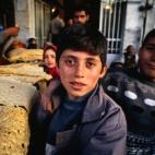 Niños en el campamento de refugiados ubicado Shiraz, Irán, recolectan pan para poder cenar.