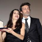 Acompañada por el actor Jesús Olmedo, tras recibir el galardón a la Mejor actriz secundaria', por su trabajo en 'Blancanieves'