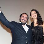 El actor recibe el premio como Mejor Actor Revelación, por su trabajo en la película 'Grupo 7', de manos de la actriz Xenia Tostado