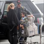 La pareja, ya confirmada, va de compras con su hijo mayor Maddox, en noviembre de 2005