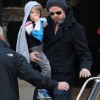 Brad Pitt y su hija Shiloh, en Venecia, febrero de 2010