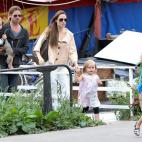 En esta imagen, Jolie y Pitt con sus tres hijos biológicos: Knox, Vivienne y Shiloh, en Londres (2011)