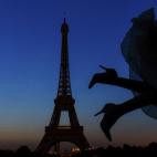 "La Torre Eiffel es uno de los monumentos más fotografiados del mundo, así que hace falta tener una mente creativa para que pareciera algo fresco e intrigante, con esa silueta de la novia en volandas con su falda flotando. El fotógrafo lo con...