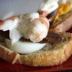 Pan, huevo, anchoas, langostinos y mayonesa. Con esta mezcla de ingredientes, en cuanto los pongas en la mesa, ¡volarán! Consulta la receta completa en Cookpad