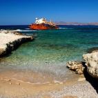 El rincón más espectacular de la isla de Milos es el barco encallado que se puede encontrar en la costa sur, cerca de la playa de Sarakiniko. La combinación de los acantilados blancos de la zona con la visión fantasmal del barco y las olas d...