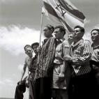Supervivientes del campo de Buchenwald, algunos todavía con los uniformes de prisioneros, posan con orgullo en la cubierta del barco Mataroa, llegando al puerto de Haifa, durante el mandato británico de Palestina. Luego pasaría a ser parte de...
