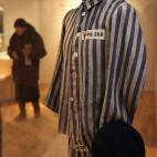 El uniforme de un prisionero del campo de concentración de Buchenwald, en una muestra en Londres sobre el Holocausto.