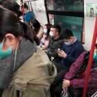 Los pasajeros, permanentemente protegidos con mascarillas en multitud de puntos de China