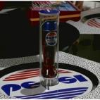 Saldrá a la venta el 21 de octubre, según Pepsi, a unos 20 dólares por botella. El coleccionismo y la nostalgia son negocios muy rentables. Todo sea por recrear la mítica escena.