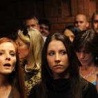 La hermana de la modelo asesinada (Reeva Steenkamp) Aimee, en el centro de la imagen.