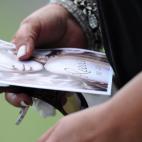 Un familiar de Reeva Steenkamp con una foto de la modelo durante su funeral
