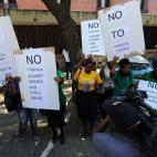 Manifestantes contra la violencia doméstica en los alrededores del lugar donde se celebra el asesinato de la novia de Pistorius