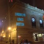 Este mensaje se proyectó en la Academia de Música de Brooklyn tras los atentados: "Brooklyn quiere a Boston". Vía Sara Blask en Tumblr.