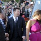 El jugador argentino del F.C. Barcelona Lionel Messi junto a su pareja,